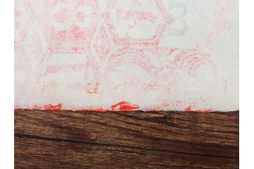 1990年(平成2年)　人間国宝　芹沢銈介　鮮やかな色彩が魅力の型染カレンダー(木版画、多色摺り、和紙、暦、12ヶ月揃い、鶴、ツル、椿、花、鳩、ハト、鳥、タンポポ、たんぽぽ、植物、鯉登、波、松、船、かぼちゃ、ほうずき、柿、栗、紅葉、銀杏、いちょう、野菜、果物、ケース付き)(R-079474)　