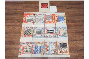 1991年(平成3年)　人間国宝　芹沢銈介　心が和む型染カレンダー(木版画、多色摺り、和紙、暦、12ヶ月揃い、正月、羽子板、梅、花、植物、鳥居、蝶、ちょう、芍薬、シャクヤク、杜若、カキツバタ、扇、風景、紅葉、雁、鳥、ケース付き)(R-079475)　