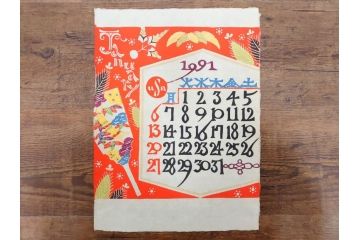 1991年(平成3年)　人間国宝　芹沢銈介　心が和む型染カレンダー(木版画、多色摺り、和紙、暦、12ヶ月揃い、正月、羽子板、梅、花、植物、鳥居、蝶、ちょう、芍薬、シャクヤク、杜若、カキツバタ、扇、風景、紅葉、雁、鳥、ケース付き)(R-079475)　