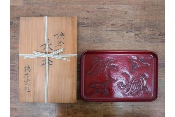大正〜昭和初期　鎌倉彫　後藤久慶作　木句盆　四方菓子盆　/　博古堂作　長方盆　力強く彫られた味わい深いお盆3点セット(トレイ、トレー、漆器、木製、鳳凰、鳥、花、皿立て付き、共箱付き)(R-079477)