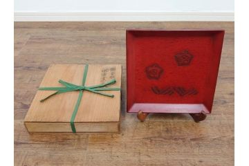 大正〜昭和初期　鎌倉彫　後藤久慶作　木句盆　四方菓子盆　/　博古堂作　長方盆　力強く彫られた味わい深いお盆3点セット(トレイ、トレー、漆器、木製、鳳凰、鳥、花、皿立て付き、共箱付き)(R-079477)