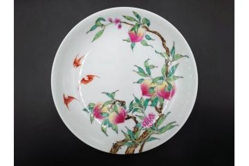 復刻版　乾隆年製　粉彩桃果蝙蝠紋皿/大清康煕年製　五彩桃樹鵲紋皿/大清雍正年製　豆彩水仙花石紋皿/大明成化年製　青花歳寒三友紋盤/大明宣徳年製　青花松竹梅紋盤　青花暗花紋鉢　6寸・7寸・8寸　格式の高さを感じる皇帝の磁器6点セット(中国、中国美術、六寸、七寸、八寸、タトウ箱付き、外箱付き)(定価43万円以上)(R-079480)