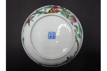 復刻版　乾隆年製　粉彩桃果蝙蝠紋皿/大清康煕年製　五彩桃樹鵲紋皿/大清雍正年製　豆彩水仙花石紋皿/大明成化年製　青花歳寒三友紋盤/大明宣徳年製　青花松竹梅紋盤　青花暗花紋鉢　6寸・7寸・8寸　格式の高さを感じる皇帝の磁器6点セット(中国、中国美術、六寸、七寸、八寸、タトウ箱付き、外箱付き)(定価43万円以上)(R-079480)