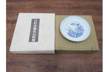 復刻版　乾隆年製　粉彩桃果蝙蝠紋皿/大清康煕年製　五彩桃樹鵲紋皿/大清雍正年製　豆彩水仙花石紋皿/大明成化年製　青花歳寒三友紋盤/大明宣徳年製　青花松竹梅紋盤　青花暗花紋鉢　6寸・7寸・8寸　格式の高さを感じる皇帝の磁器6点セット(中国、中国美術、六寸、七寸、八寸、タトウ箱付き、外箱付き)(定価43万円以上)(R-079480)