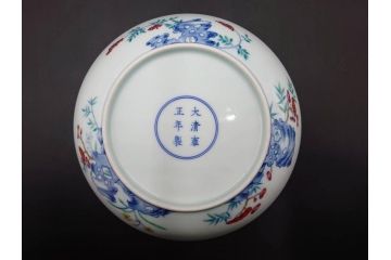 復刻版　乾隆年製　粉彩桃果蝙蝠紋皿/大清康煕年製　五彩桃樹鵲紋皿/大清雍正年製　豆彩水仙花石紋皿/大明成化年製　青花歳寒三友紋盤/大明宣徳年製　青花松竹梅紋盤　青花暗花紋鉢　6寸・7寸・8寸　格式の高さを感じる皇帝の磁器6点セット(中国、中国美術、六寸、七寸、八寸、タトウ箱付き、外箱付き)(定価43万円以上)(R-079480)