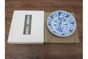 復刻版　乾隆年製　粉彩桃果蝙蝠紋皿/大清康煕年製　五彩桃樹鵲紋皿/大清雍正年製　豆彩水仙花石紋皿/大明成化年製　青花歳寒三友紋盤/大明宣徳年製　青花松竹梅紋盤　青花暗花紋鉢　6寸・7寸・8寸　格式の高さを感じる皇帝の磁器6点セット(中国、中国美術、六寸、七寸、八寸、タトウ箱付き、外箱付き)(定価43万円以上)(R-079480)