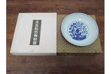 復刻版　乾隆年製　粉彩桃果蝙蝠紋皿/大清康煕年製　五彩桃樹鵲紋皿/大清雍正年製　豆彩水仙花石紋皿/大明成化年製　青花歳寒三友紋盤/大明宣徳年製　青花松竹梅紋盤　青花暗花紋鉢　6寸・7寸・8寸　格式の高さを感じる皇帝の磁器6点セット(中国、中国美術、六寸、七寸、八寸、タトウ箱付き、外箱付き)(定価43万円以上)(R-079480)