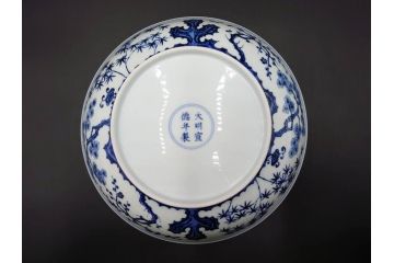 復刻版　乾隆年製　粉彩桃果蝙蝠紋皿/大清康煕年製　五彩桃樹鵲紋皿/大清雍正年製　豆彩水仙花石紋皿/大明成化年製　青花歳寒三友紋盤/大明宣徳年製　青花松竹梅紋盤　青花暗花紋鉢　6寸・7寸・8寸　格式の高さを感じる皇帝の磁器6点セット(中国、中国美術、六寸、七寸、八寸、タトウ箱付き、外箱付き)(定価43万円以上)(R-079480)