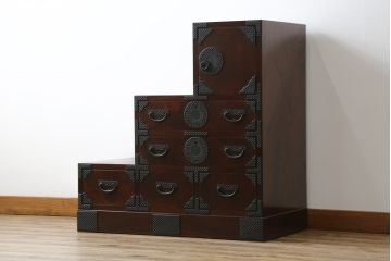 中古　美品　岩谷堂箪笥　月雫3段　あられ紋様の金具が目を引く階段箪笥(民芸箪笥、収納箪笥、和タンス)(R-079488)