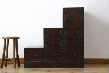 中古　美品　岩谷堂箪笥　月雫3段　あられ紋様の金具が目を引く階段箪笥(民芸箪笥、収納箪笥、和タンス)(R-079488)
