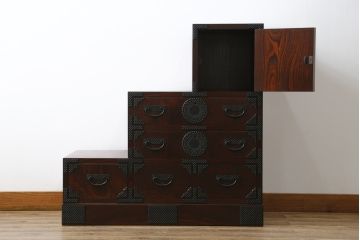 中古　美品　岩谷堂箪笥　月雫3段　あられ紋様の金具が目を引く階段箪笥(民芸箪笥、収納箪笥、和タンス)(R-079488)