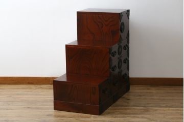中古　美品　岩谷堂箪笥　月雫3段　あられ紋様の金具が目を引く階段箪笥(民芸箪笥、収納箪笥、和タンス)(R-079488)