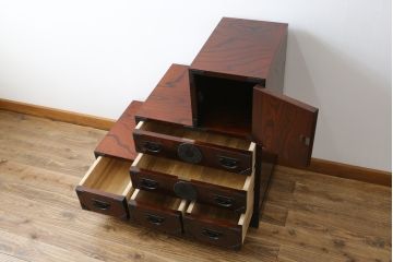 中古　美品　岩谷堂箪笥　月雫3段　あられ紋様の金具が目を引く階段箪笥(民芸箪笥、収納箪笥、和タンス)(R-079488)
