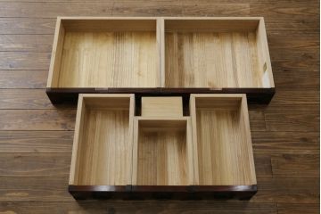 中古　美品　岩谷堂箪笥　月雫3段　あられ紋様の金具が目を引く階段箪笥(民芸箪笥、収納箪笥、和タンス)(R-079488)