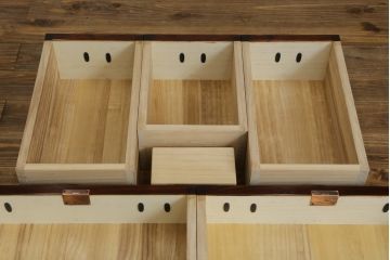 中古　美品　岩谷堂箪笥　月雫3段　あられ紋様の金具が目を引く階段箪笥(民芸箪笥、収納箪笥、和タンス)(R-079488)