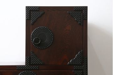中古　美品　岩谷堂箪笥　月雫3段　あられ紋様の金具が目を引く階段箪笥(民芸箪笥、収納箪笥、和タンス)(R-079488)