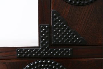 中古　美品　岩谷堂箪笥　月雫3段　あられ紋様の金具が目を引く階段箪笥(民芸箪笥、収納箪笥、和タンス)(R-079488)
