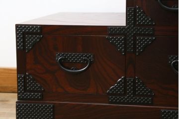 中古　美品　岩谷堂箪笥　月雫3段　あられ紋様の金具が目を引く階段箪笥(民芸箪笥、収納箪笥、和タンス)(R-079488)