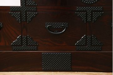 中古　美品　岩谷堂箪笥　月雫3段　あられ紋様の金具が目を引く階段箪笥(民芸箪笥、収納箪笥、和タンス)(R-079488)