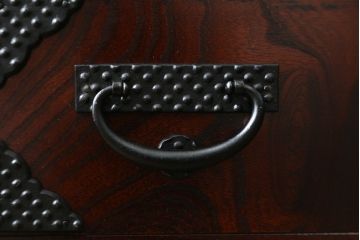 中古　美品　岩谷堂箪笥　月雫3段　あられ紋様の金具が目を引く階段箪笥(民芸箪笥、収納箪笥、和タンス)(R-079488)