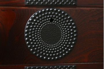 中古　美品　岩谷堂箪笥　月雫3段　あられ紋様の金具が目を引く階段箪笥(民芸箪笥、収納箪笥、和タンス)(R-079488)