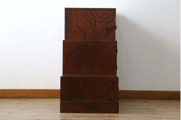 中古　美品　岩谷堂箪笥　月雫3段　あられ紋様の金具が目を引く階段箪笥(民芸箪笥、収納箪笥、和タンス)(R-079488)