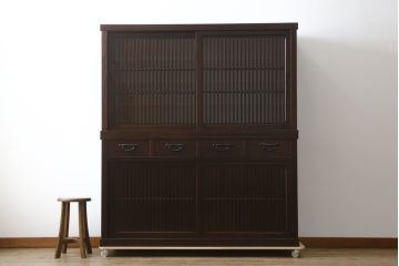 中古　格子デザインが凛とした和を演出する二段重ね水屋箪笥(食器棚、戸棚、収納棚、キャビネット)(R-079490)