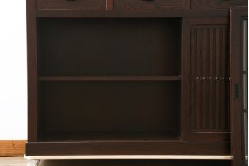 中古　格子デザインが凛とした和を演出する二段重ね水屋箪笥(食器棚、戸棚、収納棚、キャビネット)(R-079490)