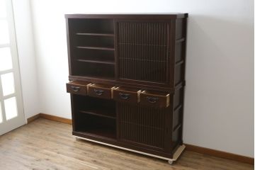 中古　格子デザインが凛とした和を演出する二段重ね水屋箪笥(食器棚、戸棚、収納棚、キャビネット)(R-079490)