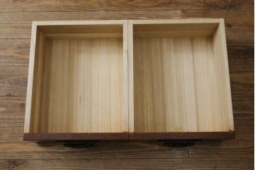 中古　格子デザインが凛とした和を演出する二段重ね水屋箪笥(食器棚、戸棚、収納棚、キャビネット)(R-079490)