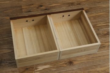 中古　格子デザインが凛とした和を演出する二段重ね水屋箪笥(食器棚、戸棚、収納棚、キャビネット)(R-079490)