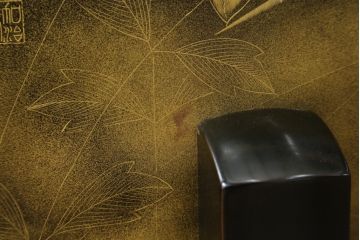 和製ビンテージ　輪島塗り　日展作家　加治武　キジ(雉)のつがいを描いた美しい蒔絵が目を引く衝立て(パーテーション、衝い立て、つい立て、間仕切り、ディスプレイ、ヴィンテージ)(R-079496)