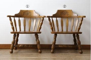 和製ビンテージ　飛騨家具　WINDS太平　楢(ナラ)材　挽き物脚と背板の彫刻が醸し出す上品な雰囲気が魅力のアームチェア2脚セット(板座チェア、ウィンザーチェア、ダイニングチェア、ウィンザーチェア、ウインザーチェア、椅子、イス、ヴィンテージ、バラ売り可能)(R-079497)