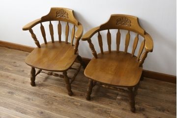 和製ビンテージ　飛騨家具　WINDS太平　楢(ナラ)材　挽き物脚と背板の彫刻が醸し出す上品な雰囲気が魅力のアームチェア2脚セット(板座チェア、ウィンザーチェア、ダイニングチェア、ウィンザーチェア、ウインザーチェア、椅子、イス、ヴィンテージ、バラ売り可能)(R-079497)