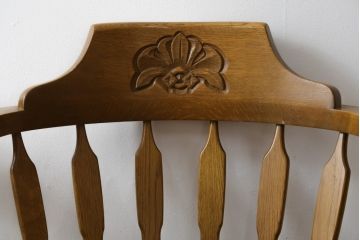 和製ビンテージ　飛騨家具　WINDS太平　楢(ナラ)材　挽き物脚と背板の彫刻が醸し出す上品な雰囲気が魅力のアームチェア2脚セット(板座チェア、ウィンザーチェア、ダイニングチェア、ウィンザーチェア、ウインザーチェア、椅子、イス、ヴィンテージ、バラ売り可能)(R-079497)