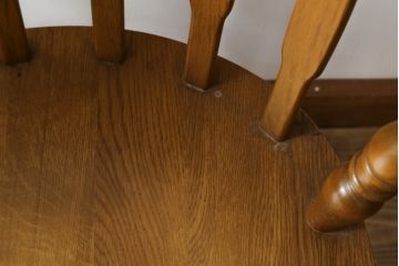 和製ビンテージ　飛騨家具　WINDS太平　楢(ナラ)材　挽き物脚と背板の彫刻が醸し出す上品な雰囲気が魅力のアームチェア2脚セット(板座チェア、ウィンザーチェア、ダイニングチェア、ウィンザーチェア、ウインザーチェア、椅子、イス、ヴィンテージ、バラ売り可能)(R-079497)