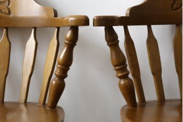 和製ビンテージ　飛騨家具　WINDS太平　楢(ナラ)材　挽き物脚と背板の彫刻が醸し出す上品な雰囲気が魅力のアームチェア2脚セット(板座チェア、ウィンザーチェア、ダイニングチェア、ウィンザーチェア、ウインザーチェア、椅子、イス、ヴィンテージ、バラ売り可能)(R-079497)
