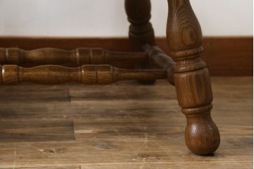 和製ビンテージ　飛騨家具　WINDS太平　楢(ナラ)材　挽き物脚と背板の彫刻が醸し出す上品な雰囲気が魅力のアームチェア2脚セット(板座チェア、ウィンザーチェア、ダイニングチェア、ウィンザーチェア、ウインザーチェア、椅子、イス、ヴィンテージ、バラ売り可能)(R-079497)