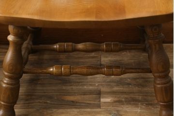 和製ビンテージ　飛騨家具　WINDS太平　楢(ナラ)材　挽き物脚と背板の彫刻が醸し出す上品な雰囲気が魅力のアームチェア2脚セット(板座チェア、ウィンザーチェア、ダイニングチェア、ウィンザーチェア、ウインザーチェア、椅子、イス、ヴィンテージ、バラ売り可能)(R-079497)