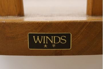和製ビンテージ　飛騨家具　WINDS太平　楢(ナラ)材　挽き物脚と背板の彫刻が醸し出す上品な雰囲気が魅力のアームチェア2脚セット(板座チェア、ウィンザーチェア、ダイニングチェア、ウィンザーチェア、ウインザーチェア、椅子、イス、ヴィンテージ、バラ売り可能)(R-079497)