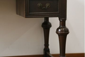 和製アンティーク　大正ロマン　希少デザイン!!　細部の装飾にもこだわりを感じる古い洋館の小振りなデスク(両袖机、両袖デスク、平机、ワークデスク、在宅用、在宅ワーク用)(R-079500)