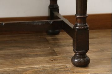 和製アンティーク　大正ロマン　希少デザイン!!　細部の装飾にもこだわりを感じる古い洋館の小振りなデスク(両袖机、両袖デスク、平机、ワークデスク、在宅用、在宅ワーク用)(R-079500)