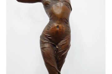 葡萄を持つ女性像　高さ約98cm　重量約21.02kg　エレガントな佇まいが魅力のブロンズ像(葡萄をかざした少女、ぶどう、ブドウ、裸婦像、置物、オブジェ)(R-079501)