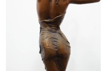 葡萄を持つ女性像　高さ約98cm　重量約21.02kg　エレガントな佇まいが魅力のブロンズ像(葡萄をかざした少女、ぶどう、ブドウ、裸婦像、置物、オブジェ)(R-079501)