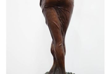葡萄を持つ女性像　高さ約98cm　重量約21.02kg　エレガントな佇まいが魅力のブロンズ像(葡萄をかざした少女、ぶどう、ブドウ、裸婦像、置物、オブジェ)(R-079501)