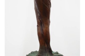葡萄を持つ女性像　高さ約98cm　重量約21.02kg　エレガントな佇まいが魅力のブロンズ像(葡萄をかざした少女、ぶどう、ブドウ、裸婦像、置物、オブジェ)(R-079501)