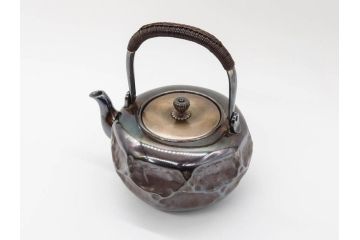 純銀　造りこまれたデザインが目を引く銀瓶(煎茶、薬缶、銀水注、湯沸し、茶道具、やかん、水指、急須)(R-079503)
