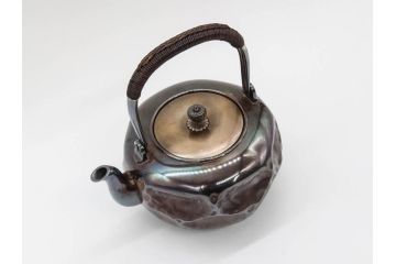 純銀　造りこまれたデザインが目を引く銀瓶(煎茶、薬缶、銀水注、湯沸し、茶道具、やかん、水指、急須)(R-079503)