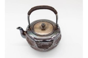 純銀　造りこまれたデザインが目を引く銀瓶(煎茶、薬缶、銀水注、湯沸し、茶道具、やかん、水指、急須)(R-079503)