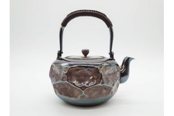 純銀　造りこまれたデザインが目を引く銀瓶(煎茶、薬缶、銀水注、湯沸し、茶道具、やかん、水指、急須)(R-079503)